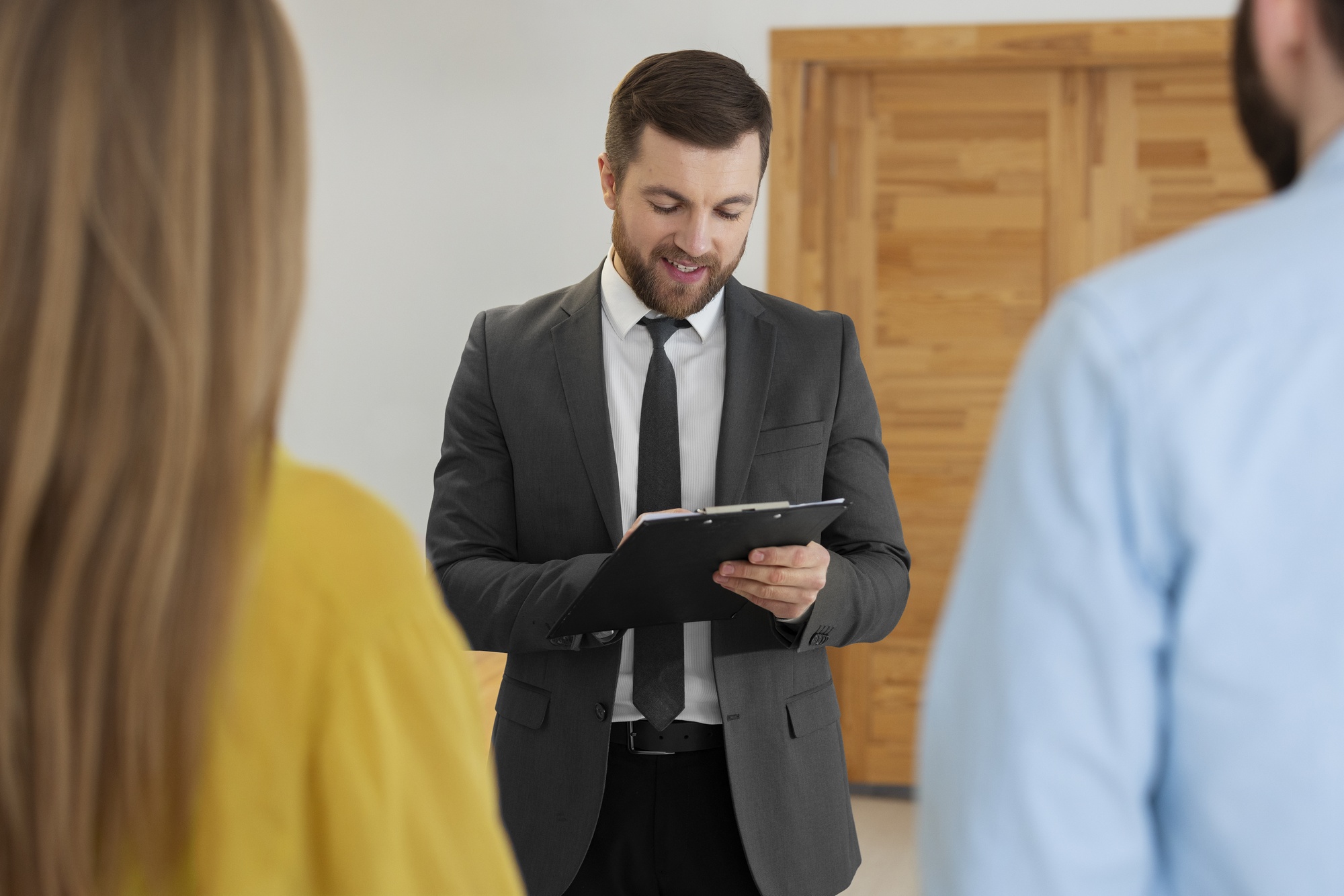 Agent immobilier professionnel vérifiant les critères de certification d'une application sur son clipboard