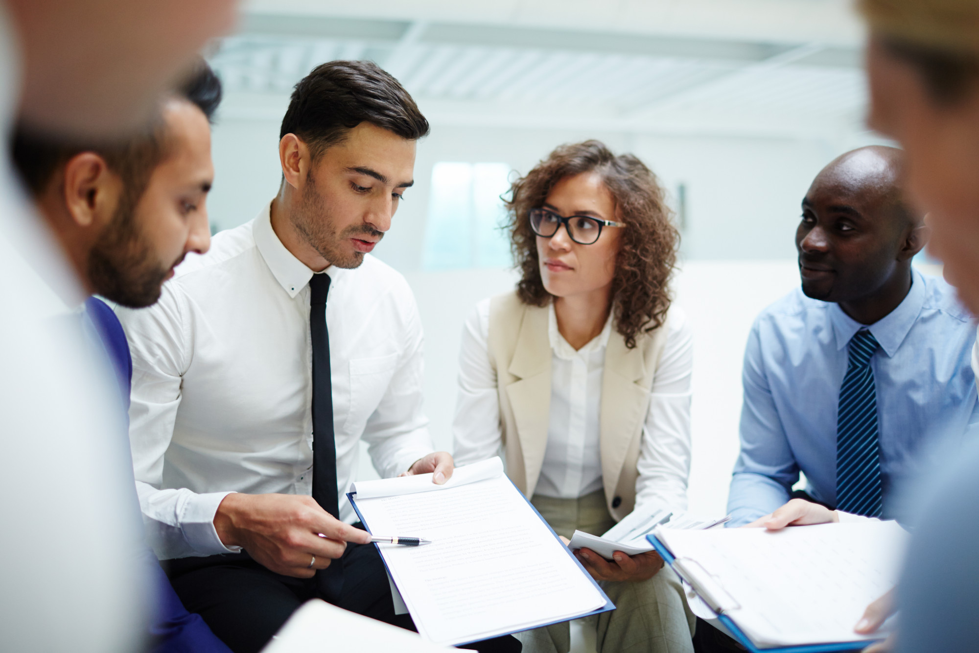 Groupe de professionnels discutant des nouvelles obligations réglementaires