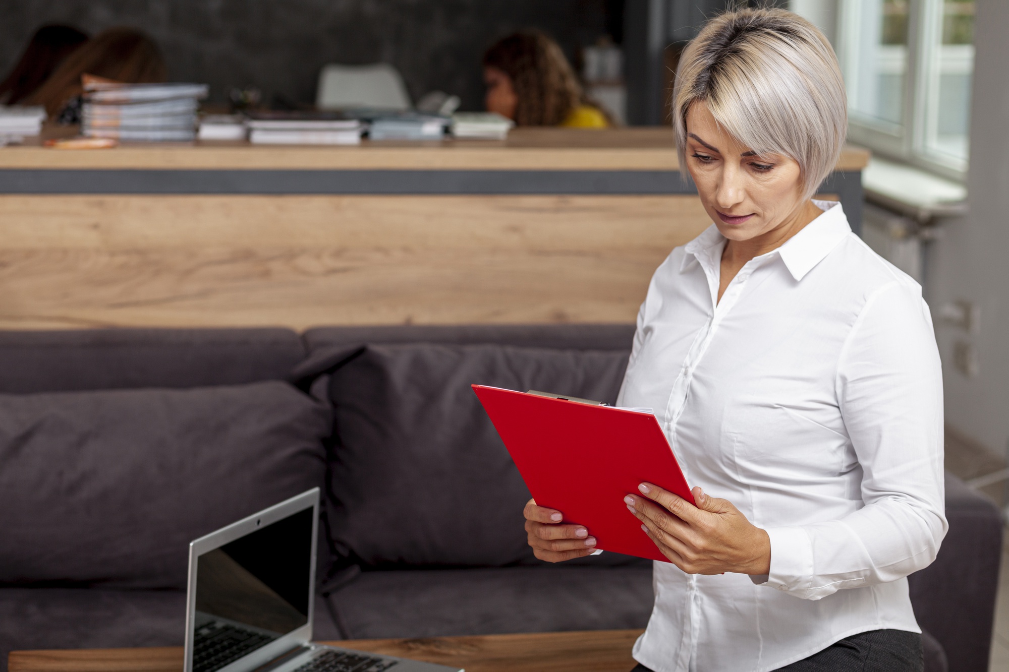 Professionnel de l'immobilier consultant ses documents administratifs et certificats de formation