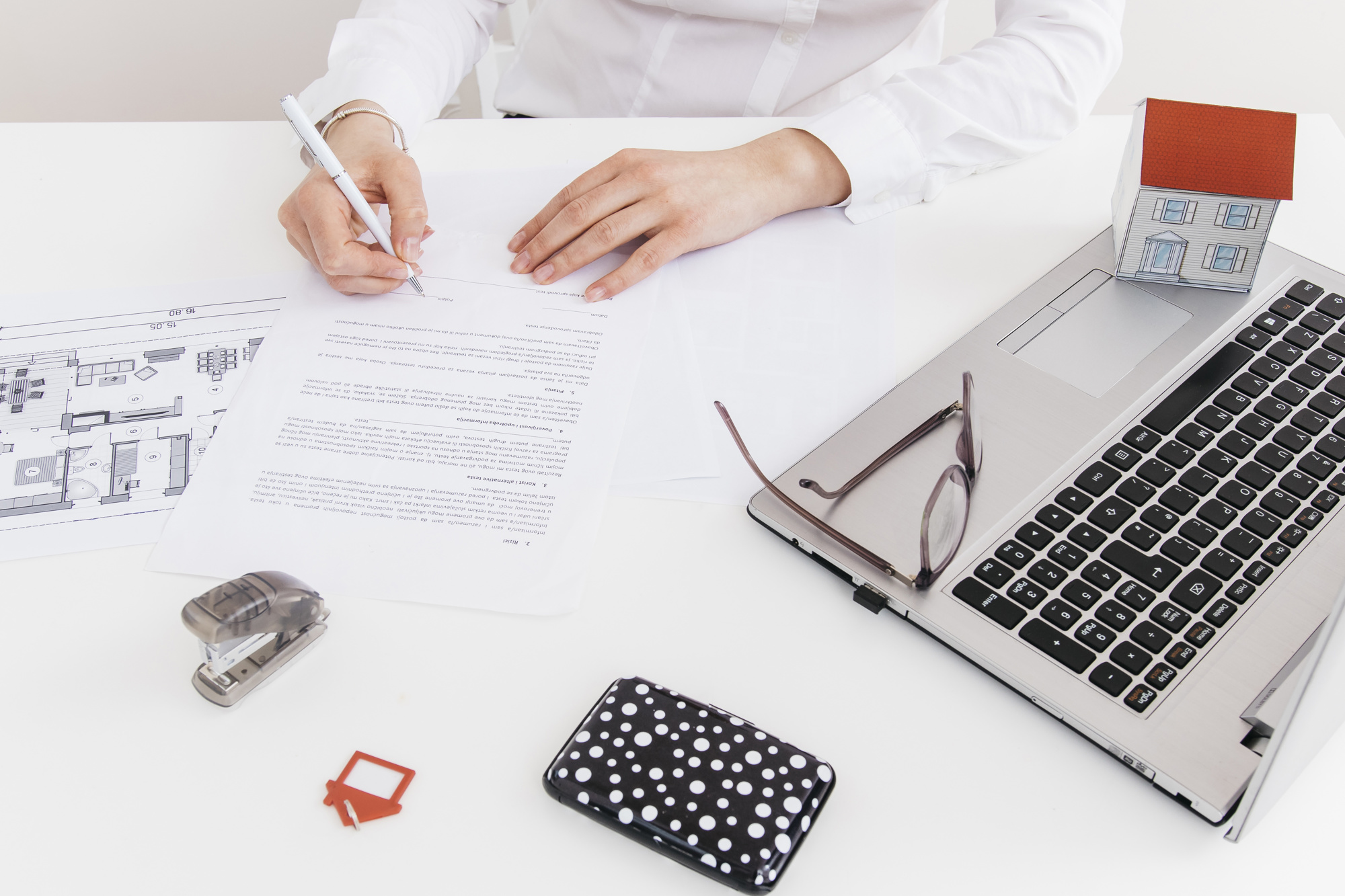 Gros plan sur une attestation de formation et un stylo sur un bureau
