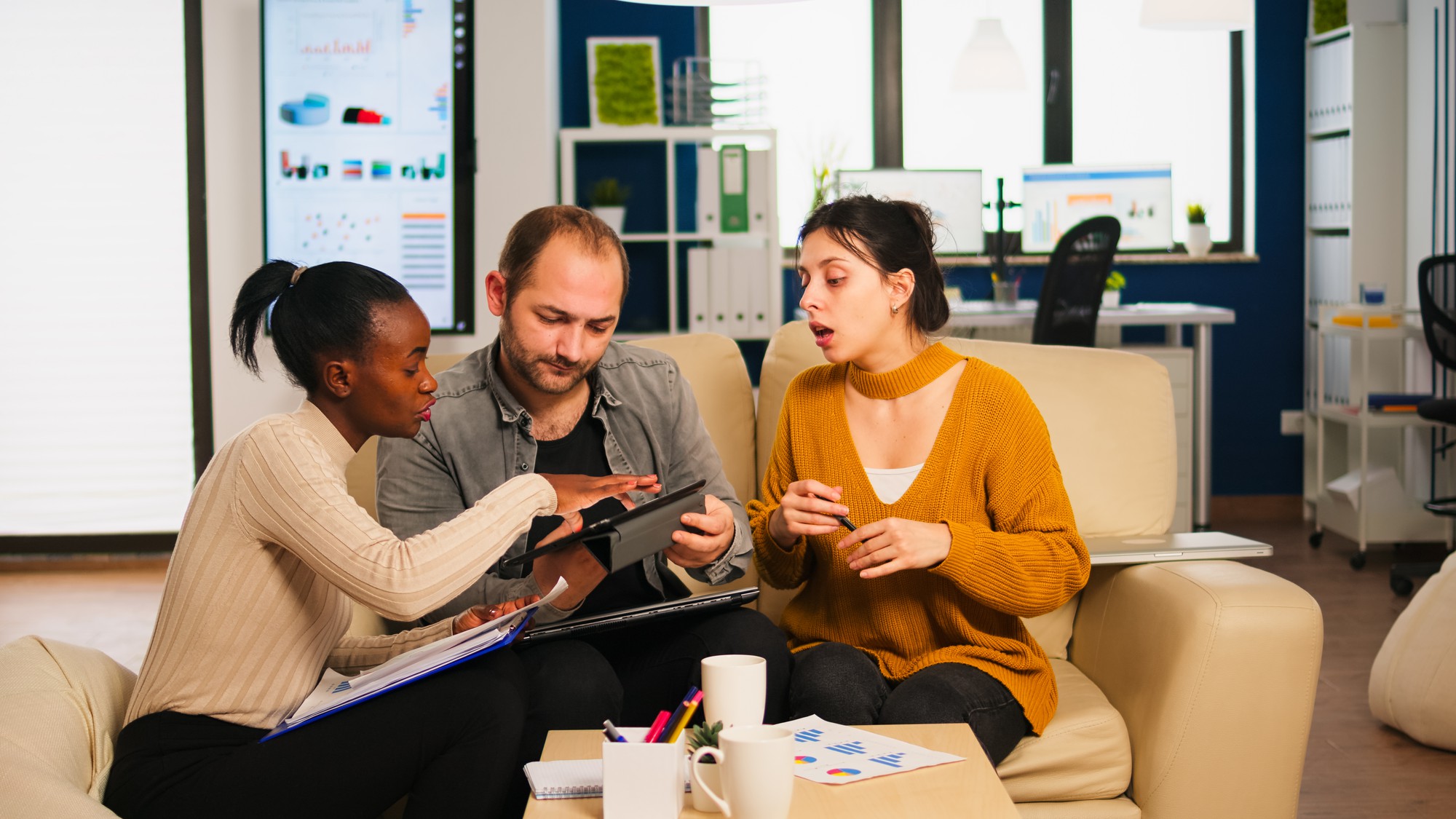 Équipe de collègues collaborant et partageant des connaissances en formation par les pairs